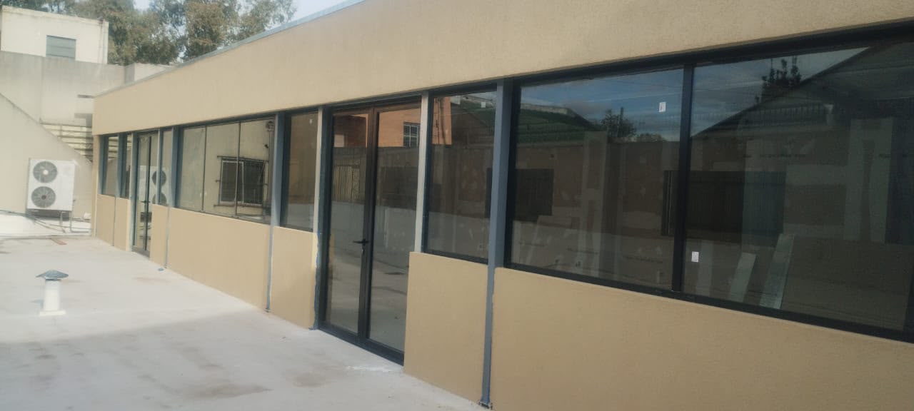 Puerta y ventanas de aluminio negro en exterior de edificio — Los Polvorines, Zona Norte